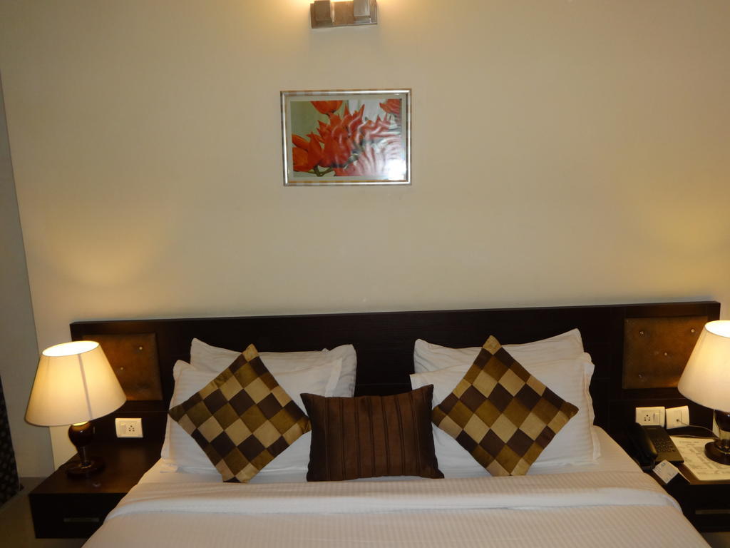 Hotel Gautam Residency Yeni Delhi Oda fotoğraf